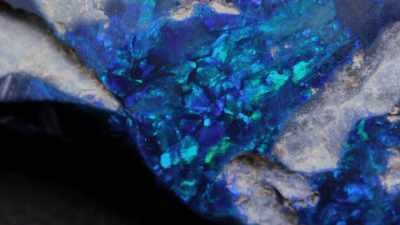 There could be thousands of dollars
in that tiny - Outback Opal Hunters