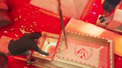 - There we go!
- They've got the ark open, - Floor Is Lava