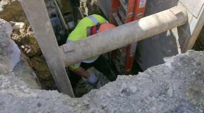 There it goes. Nice, nice.
Down the hole. - Sewer Divers
