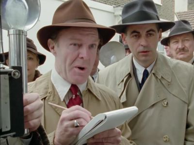 There is how much time
it is wrapped in the case, Mr. Poirot? - Agatha Christie's Poirot