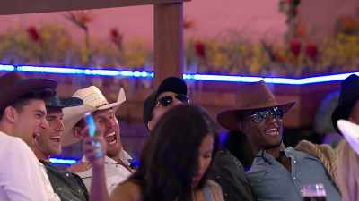 >> THERE IS A HOEDOWN AND A
SHOWDOWN. - Love Island