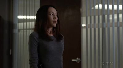 There he is, come on.
Get up. Get up close. - Designated Survivor