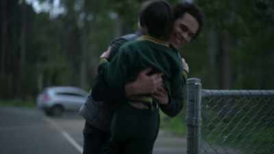 -There he is. (grunts)
-(Billy laughs) - The Clearing
