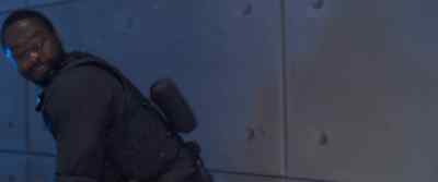 There. Kate's inside. - Fortress: Sniper's Eye