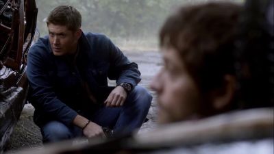 There. Second floor window.
We go in there. - Supernatural