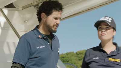 There should be six people
on this boat. - 5 Headed Shark Attack