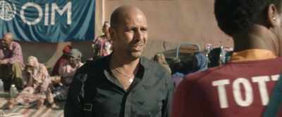 - There, if your country haunts you.
- It does, that's me. - Tolo Tolo
