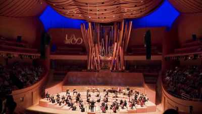 There's a big
potential for death, - Music by John Williams