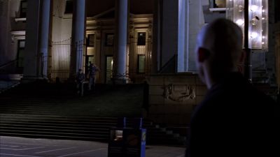 There's a bomb here! - Smallville