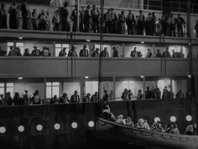 There's a damn problem.
We're stuck in the block. - Titanic