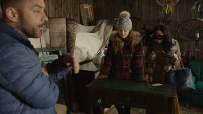 - There's a locked drawer.
No key, unfortunately. - Christmas Jars