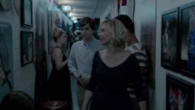 There's a lot of people here. - Bates Motel