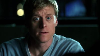 There's a scrape on his left cheek. - CSI: Crime Scene Investigation