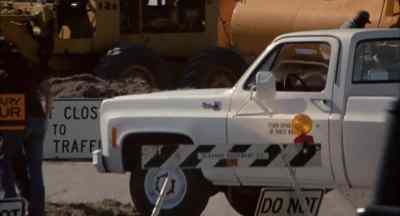 There's a seal on that truck. - Race with the Devil