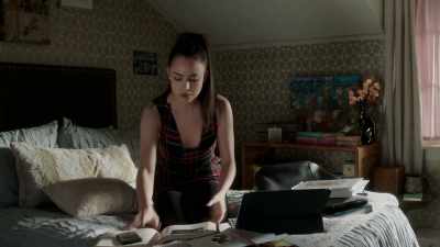 ♪ There's a smile
upon your face ♪ - Pretty Little Liars: The Perfectionists