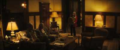There's a strange man
standing on your front lawn. - The Grudge