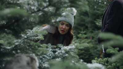 There's a thing in there.
It's looking back at me. I-- - All I Need for Christmas