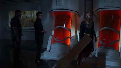 There's an empty one. - Supergirl