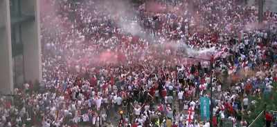 There's broken traffic lights,
lampposts, trees. - The Final: Attack on Wembley