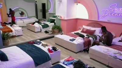 >> THERE'S DEFINITELY SOME
UP-IN-THE-AIR STUFF. - Love Island