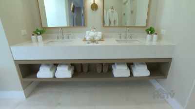 There's dressing
areas, storage area, - Island of Bryan