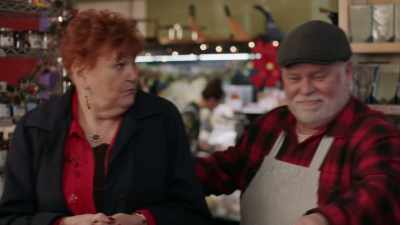 - There's your ground round, Liz.
- Thank you, Stuart. - Christmas with the Campbells