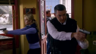 - There's nobody in here.
- That's a shame. - Psych