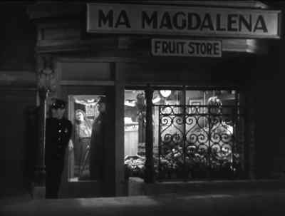 - There's nobody in there.
- No? - Little Caesar