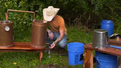   There's liquor spitting out, - Moonshiners: Master Distiller