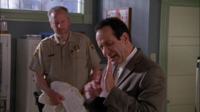 There's no defensive wounds. - Monk