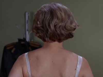 There's no dossier on her, colonel.
Nothing at all. - Mission: Impossible