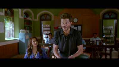 There's no one in the office - Total Dhamaal