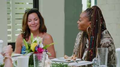 There's no strings attached,
and it's easy breezy. - The Real Housewives Ultimate Girls Trip