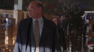 - There's nothing back there.
- How far could he get? - The X-Files