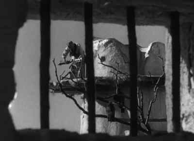 There's someone on that
tower with a machine gun. - The Lives of a Bengal Lancer