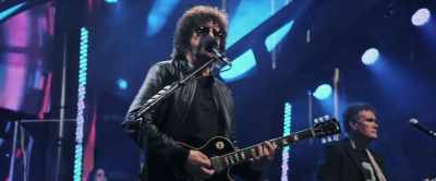 ♪ There's one thing
that's on my mind ♪ - Jeff Lynne's ELO: Wembley or Bust