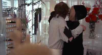 - There's people all around.
- I don't care. - Everything You Always Wanted to Know About Sex * But Were Afraid to Ask