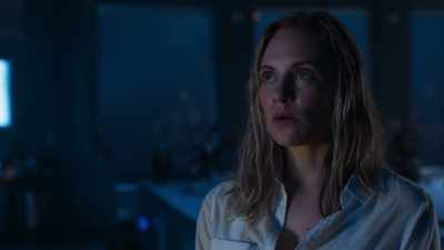 - There's something here they still want.
- Yeah, us! - Deep Blue Sea 2