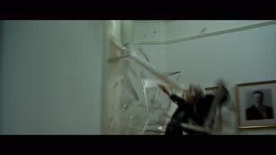 - There's something in the corridor. - X2: X Men United