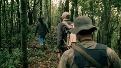 THERE'S SOMETHING QUITE COOL
ABOUT BEING WITH ARMED GUARDS. - Expedition Mungo