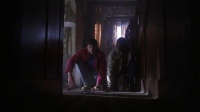 There's something under this rug. - Smallville