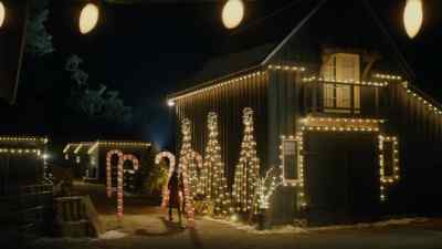 There's still
a few blown bulbs at the top, - Christmas Under the Lights