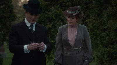 There's the murder weapon. - Murdoch Mysteries
