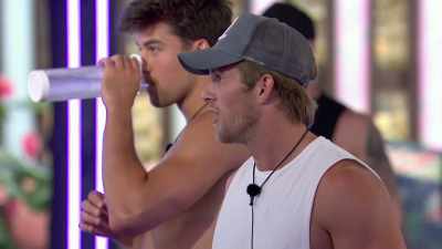 >> THERE'S THREE OF THEM. - Love Island