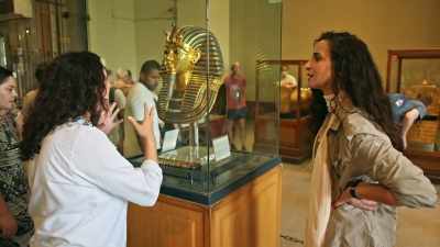 There's turquoise,
carnelian, lapis lazuli, - Tutankhamun: Secrets of the Tomb