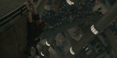- There's someone up there.
- Watch out! - Silo