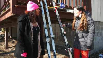 - These are snow skis, do you want to race? - Snow Babes