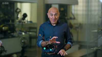 These are the carbon atoms, - Secrets of Size: Atoms to Supergalaxies