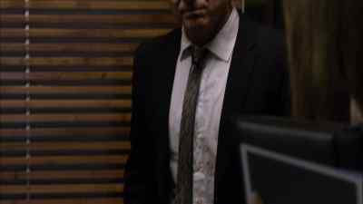 These damn lift doors.
Been warning him about this. - Rake
