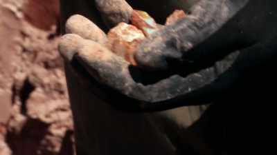 These guys are hooked now. That's
it.Whoo-hoo!(CHUCKLES) - Outback Opal Hunters